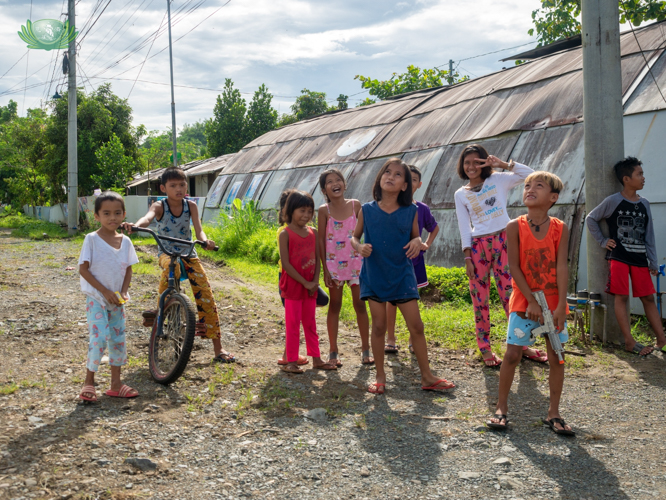 Although some has already left, many families have happily stayed in the Tzu Chi village. “From what we learned from them, the reason why they stayed is because they really feel the peace inside our village,” says Tzu Chi Philippines Deputy CEO Woon Ng. 【Photo by Daniel Lazar】