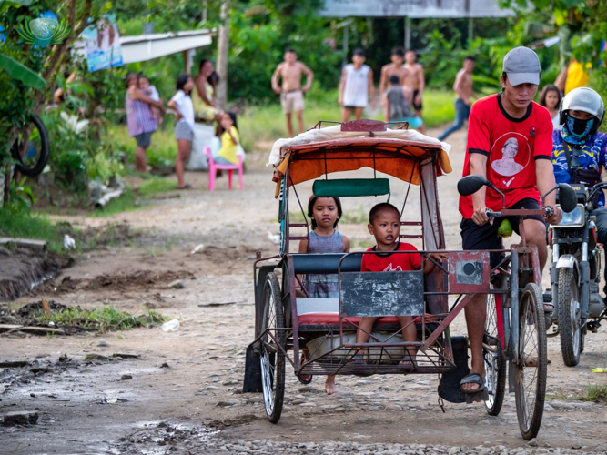 Although some has already left, many families have happily stayed in the Tzu Chi village. “From what we learned from them, the reason why they stayed is because they really feel the peace inside our village,” says Tzu Chi Philippines Deputy CEO Woon Ng. 【Photo by Daniel Lazar】