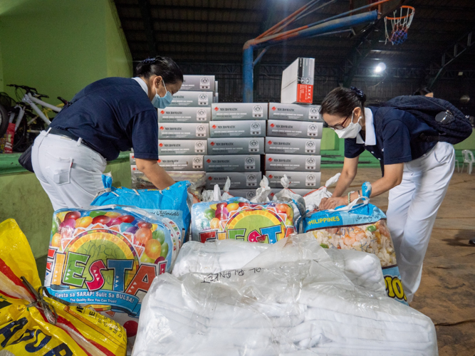 Tzu Chi volunteers distribute 10 kilos of rice, food grocery items, gas stove, casserole, kitchen utensils, blanket, sleeping mat, and hygiene supplies to 277 families in Brgy. 648, Baseco, Manila. 【Photo by Jeaneal Dando】