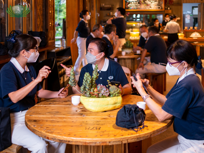 Manila East (Mingtong 岷東) volunteers reunite in a tea party at the BTCC coffee shop. 【Photo by Daniel Lazar】