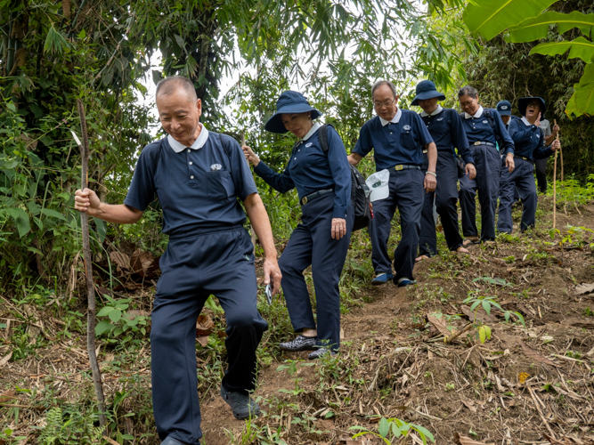Tzu Chi volunteers trek down a slope on their way to the banana planting site. 【Photo by Matt Serrano】
