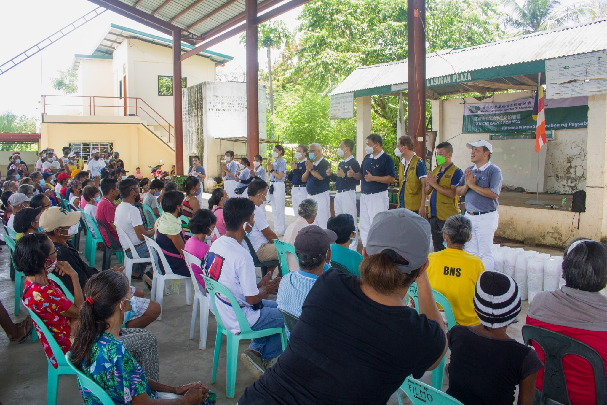 Tzu Chi volunteers give thanks to the beneficiaries.【Photo by Matt Serrano】