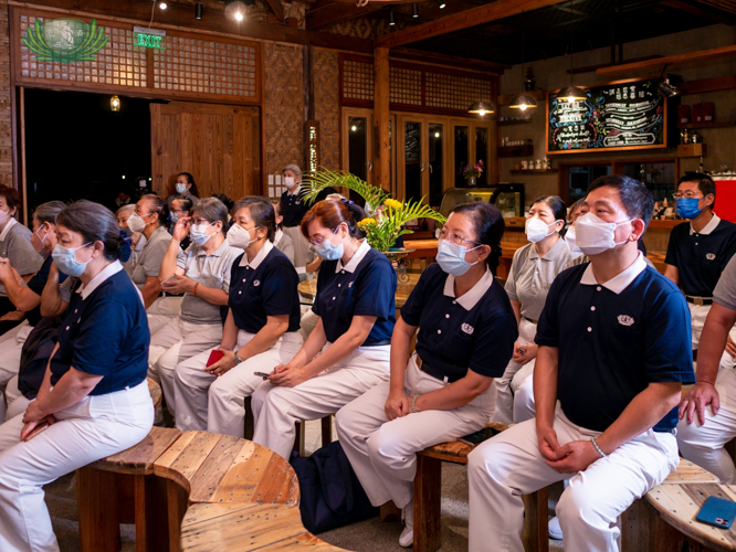 Manila East (Mingtong 岷東) volunteers reunite in a tea party at the BTCC coffee shop. 【Photo by Daniel Lazar】