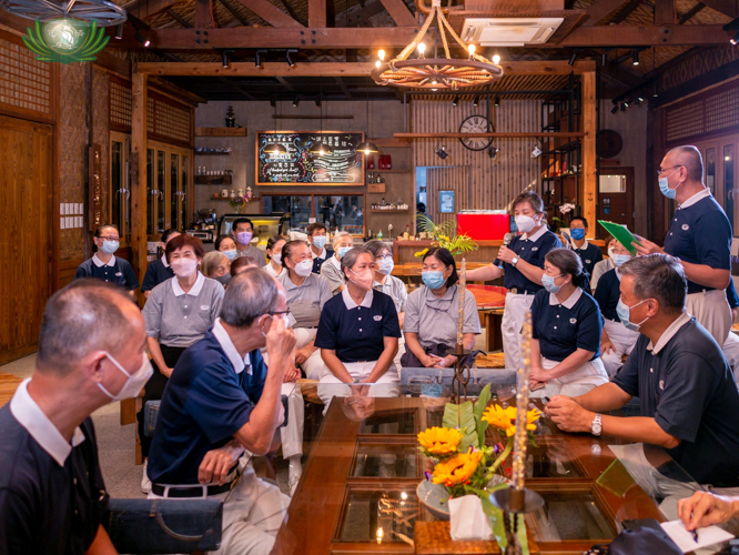 Manila East (Mingtong 岷東) volunteers reunite in a tea party at the BTCC coffee shop. 【Photo by Daniel Lazar】