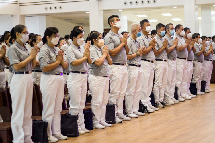 Program begins with singing of the Tzu Chi anthem and recitation of the Ten Precepts and Vow of Commissioners. 【Photo by Matt Serrano】