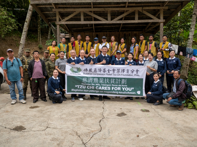 After a fruitful site visit and mission in Sitio Napisulan, Talaingod, Davao del Norte, volunteers gather for a celebratory group photo. 【Photo by Matt Serrano】