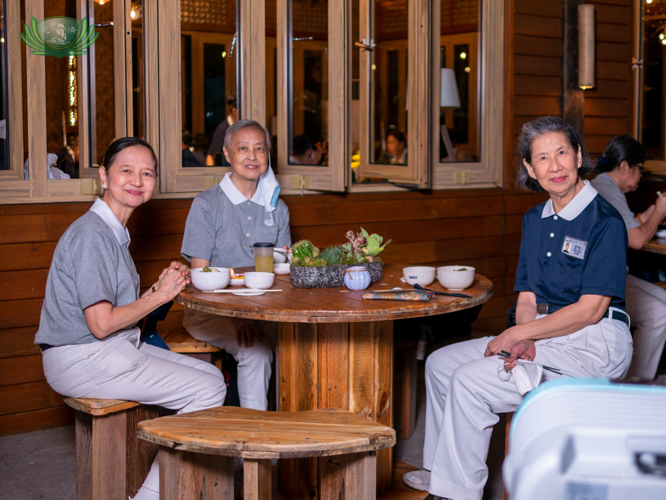 Manila East (Mingtong 岷東) volunteers reunite in a tea party at the BTCC coffee shop. 【Photo by Daniel Lazar】