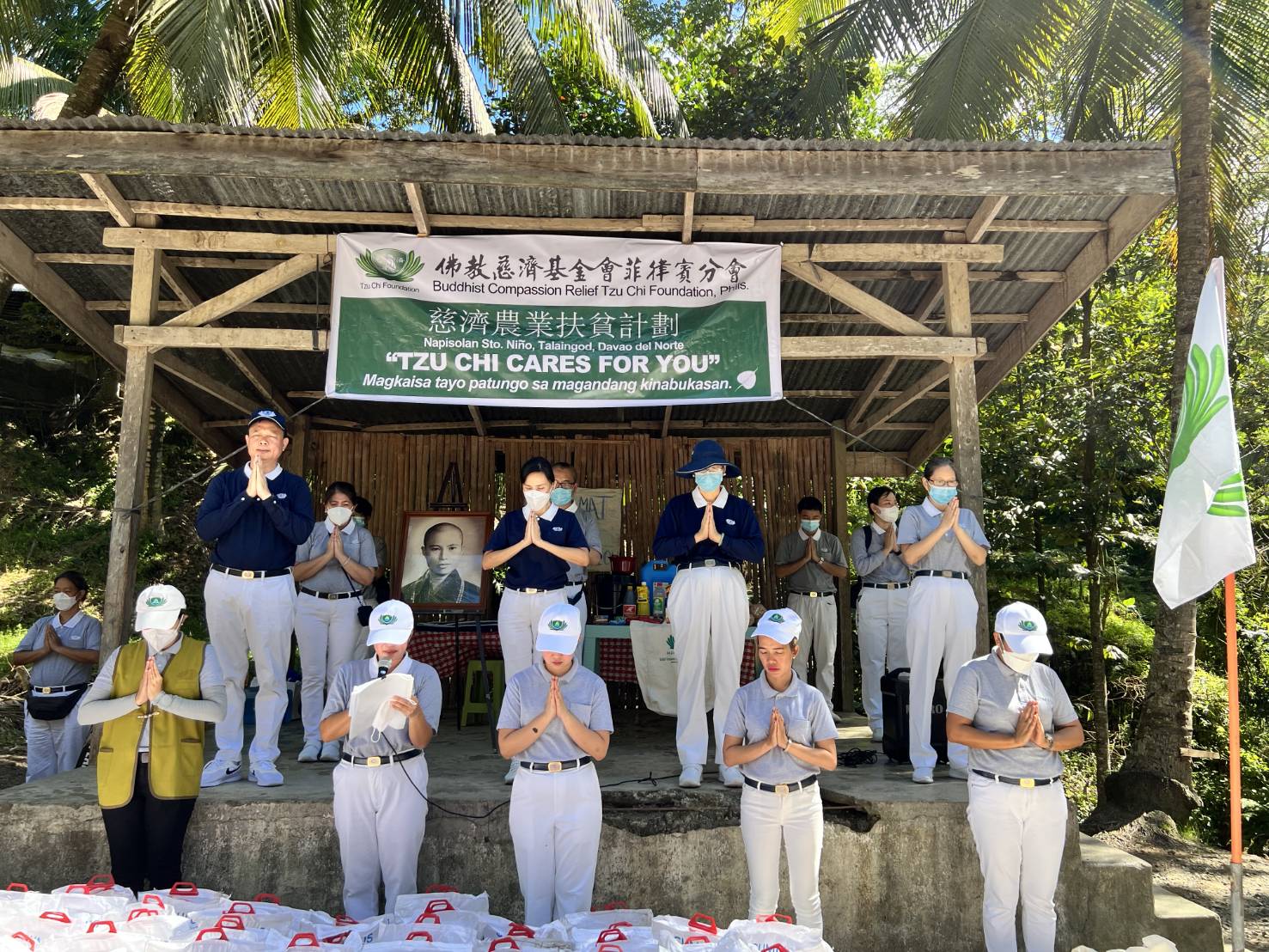 Tzu Chi volunteers lead the Ata Manobo community in prayer.