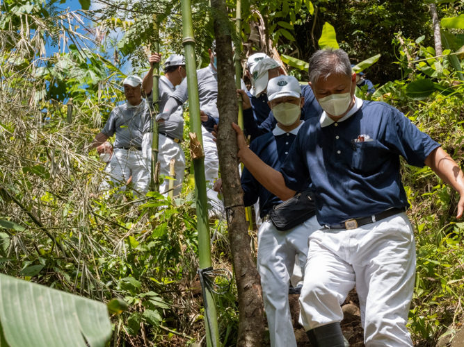 Volunteers trek through mountainous roads to visit the cardava banana planting project at Sitio Napisulan, Brgy. Sto. Niño, Talaingod, Davao del Norte. 【Photo by Matt Serrano】