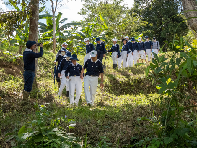 Volunteers trek through mountainous roads to visit the cardava banana planting project at Sitio Napisulan, Brgy. Sto. Niño, Talaingod, Davao del Norte. 【Photo by Matt Serrano】