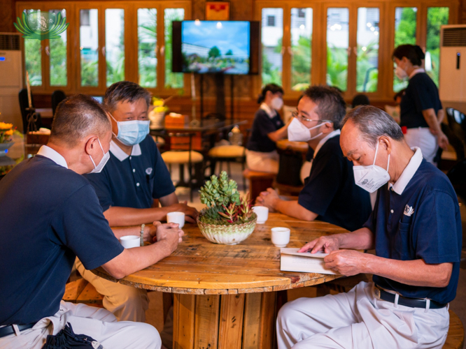 Manila East (Mingtong 岷東) volunteers reunite in a tea party at the BTCC coffee shop. 【Photo by Daniel Lazar】