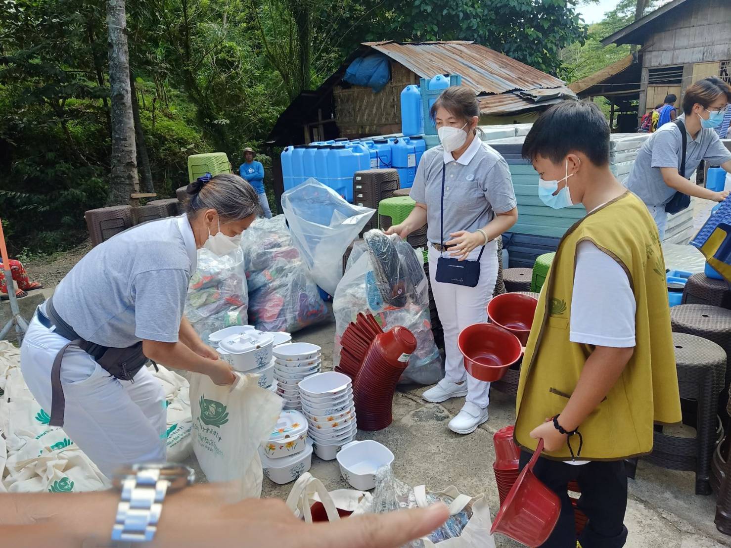 Each family in the community receive 20 kg of rice, 6kg of sugar, pasta, coffee, vitamins, cooking oil, and other various condiments. They also receive tables and chairs, water gallons, buckets, and Tzu Chi eco-bags.