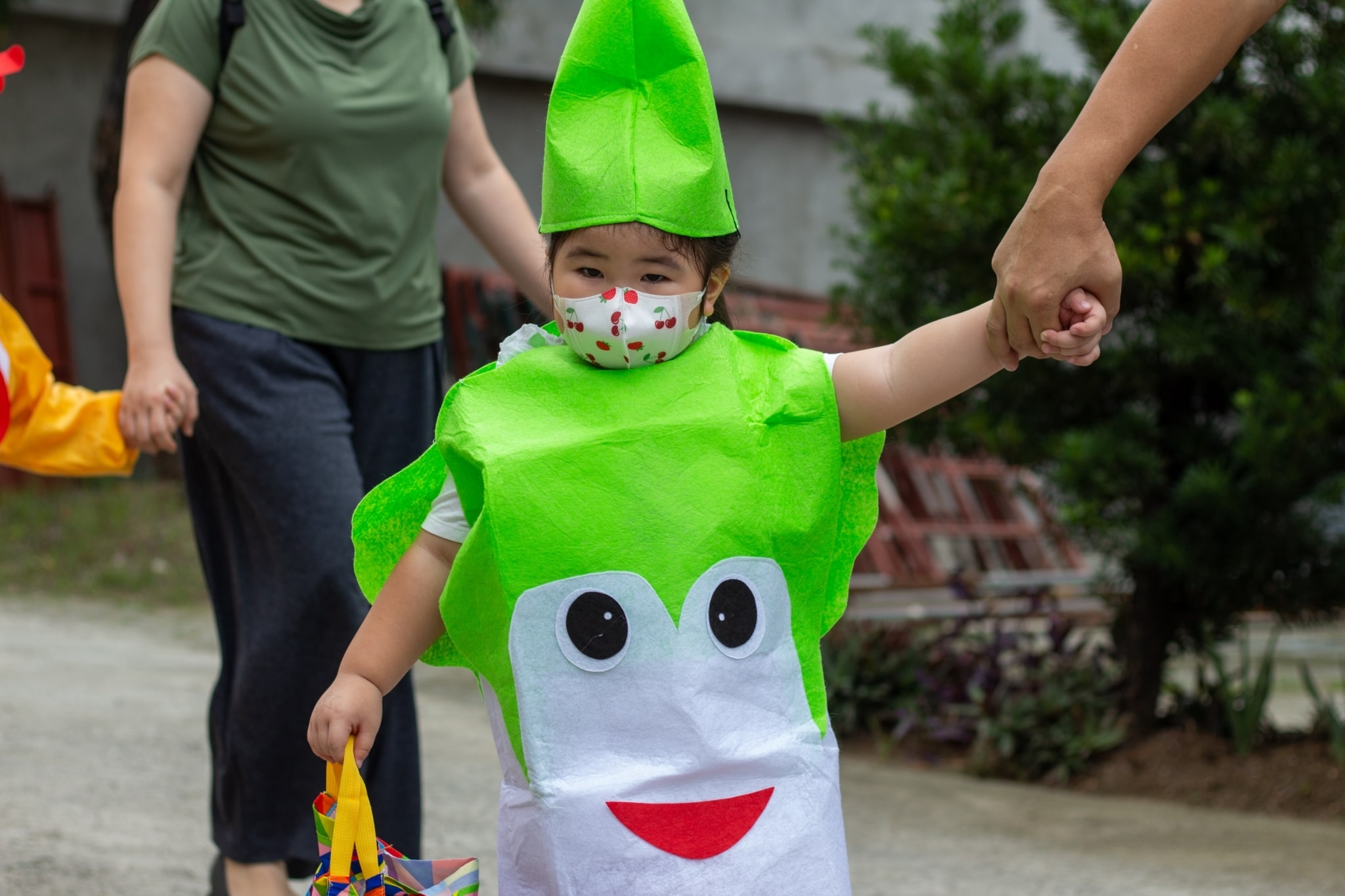 Preschool student dresses up as a Chinese cabbage (Pechay) in Tzu Chi Great Love Preschool’s Trick-or-Treat. 【Photo by Jeaneal Dando】