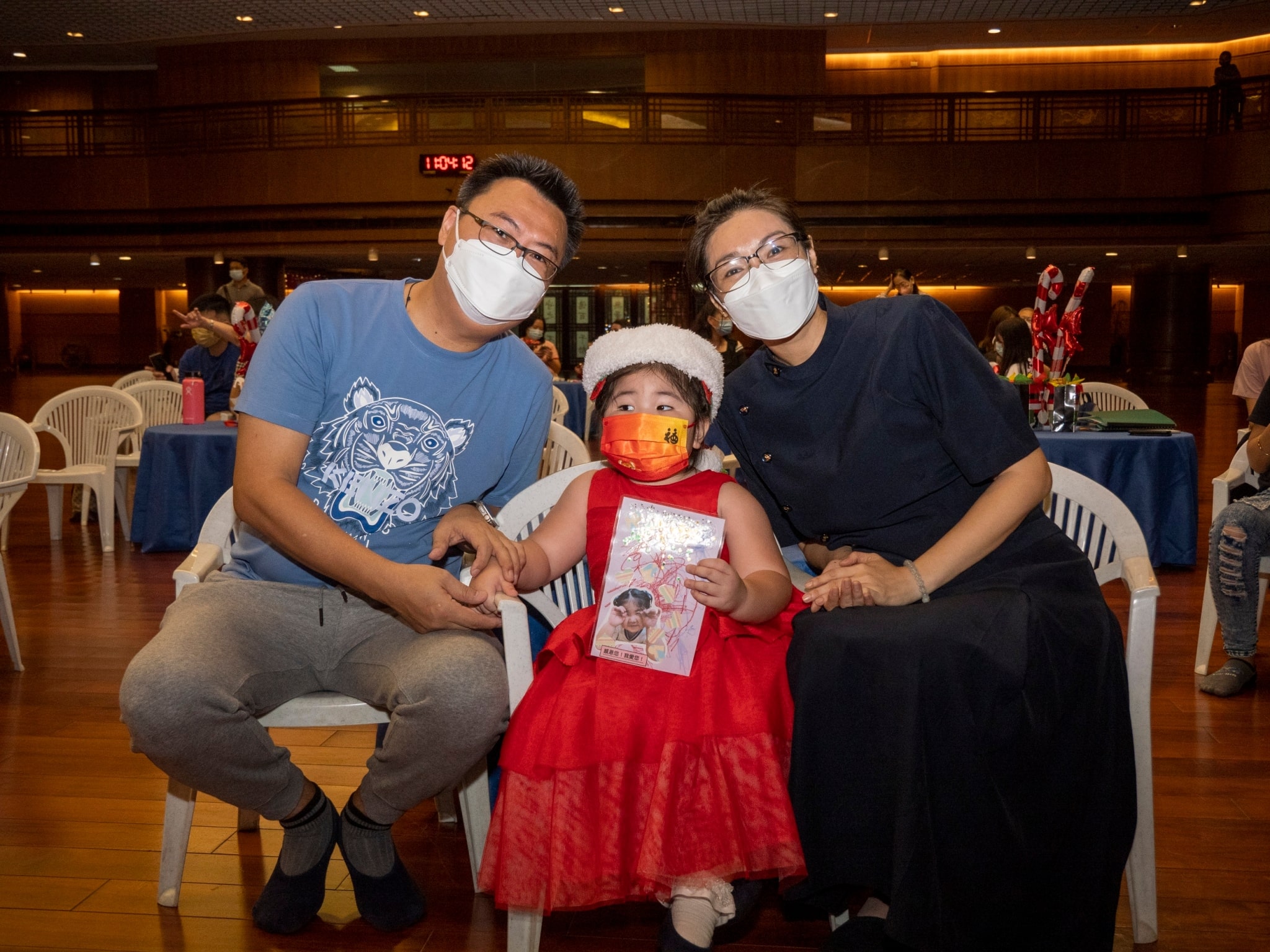 Tzu Chi volunteers Wilson Hung and Chun Chun Chong join their daughter Sephora during the thanksgiving program. 【Photo by Harold Alzaga】