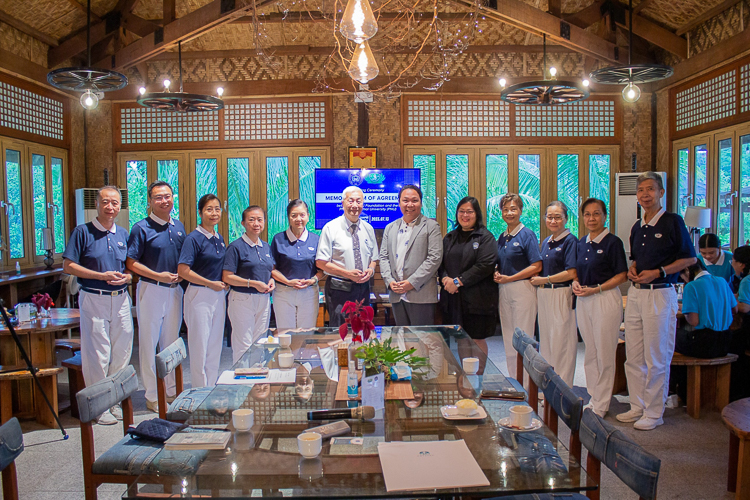 Tzu Chi volunteers join PNU officials for a group a photo.  【Photo by Marella Saldonido】