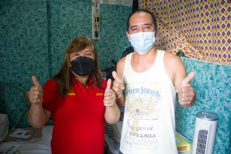 “I never lost hope. I really prayed to God to help us,” says Memia, Virgilio’s wife who applied to Tzu Chi for her husband’s operation. “I persevered because I love my husband. And I love my children.” 【Photo by Matt Serrano】