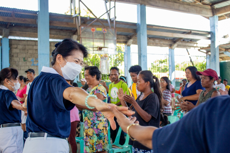 Tzu Chi volunteers lead beneficiaries in a sign language song. 【Photo by Marella Saldonido】